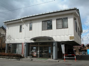 宮川地区コミュニティセンター建物正面の写真、外観は白い壁で二階建て