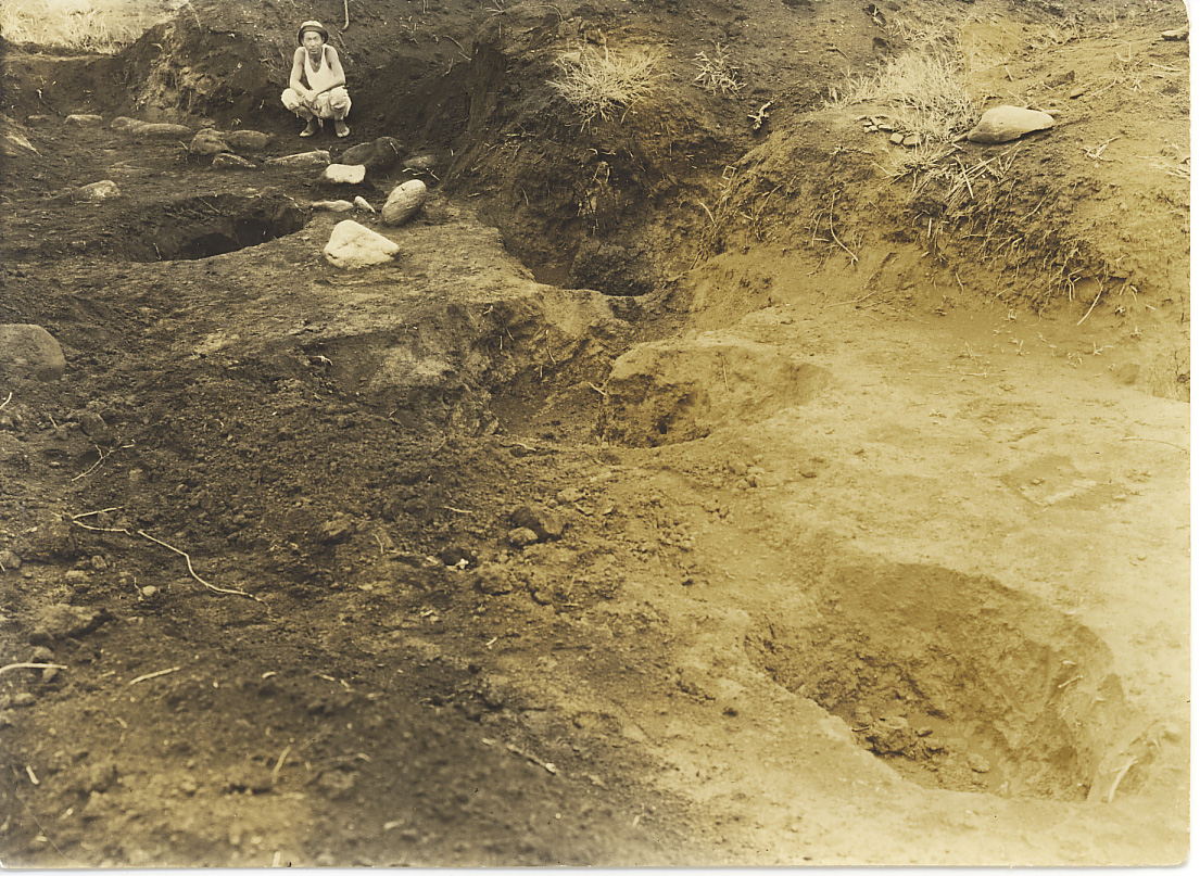 昭和17年（1942年）の調査で見つかった小竪穴群と列石の写真