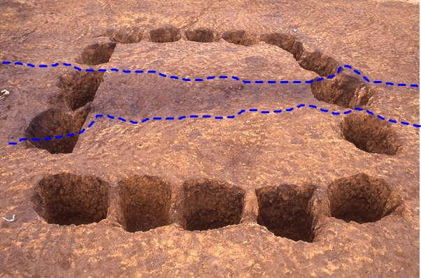 阿久尻遺跡の「地割れ」の跡が謎の施設にも及んでいることがわかる写真2枚目