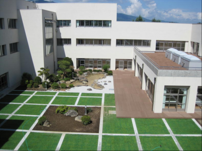 長峰中学校の中庭の写真