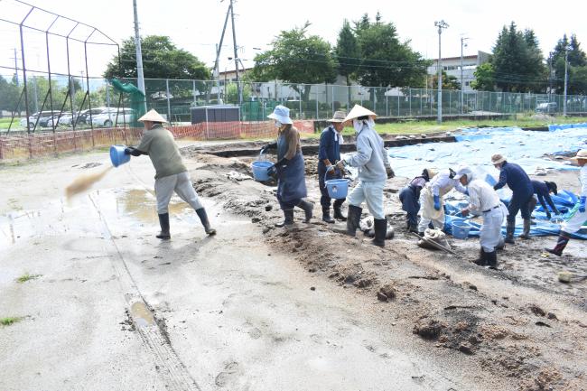 みんなでバケツリレーを行って水を捨てていきます