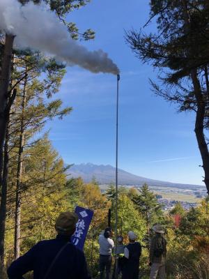 小泉山山頂から狼煙をあげる