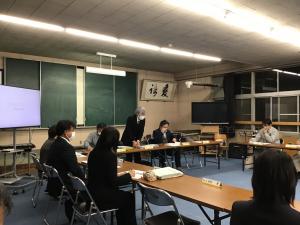 第4回学校運営協議会で、集まって話す様子