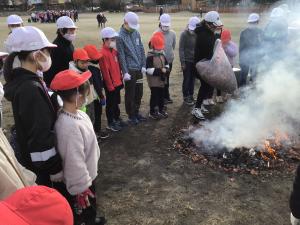 学校運営協議会の方と焼き芋をする１・６年生