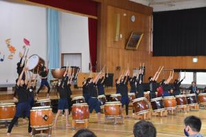 音楽会で演奏する太鼓クラブの児童