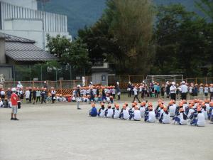 永明小学校校庭に避難する児童生徒