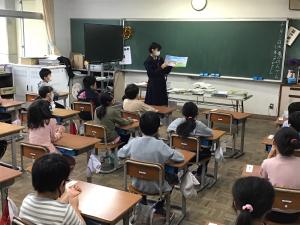 小学生に読み聞かせをする永明中学校の生徒