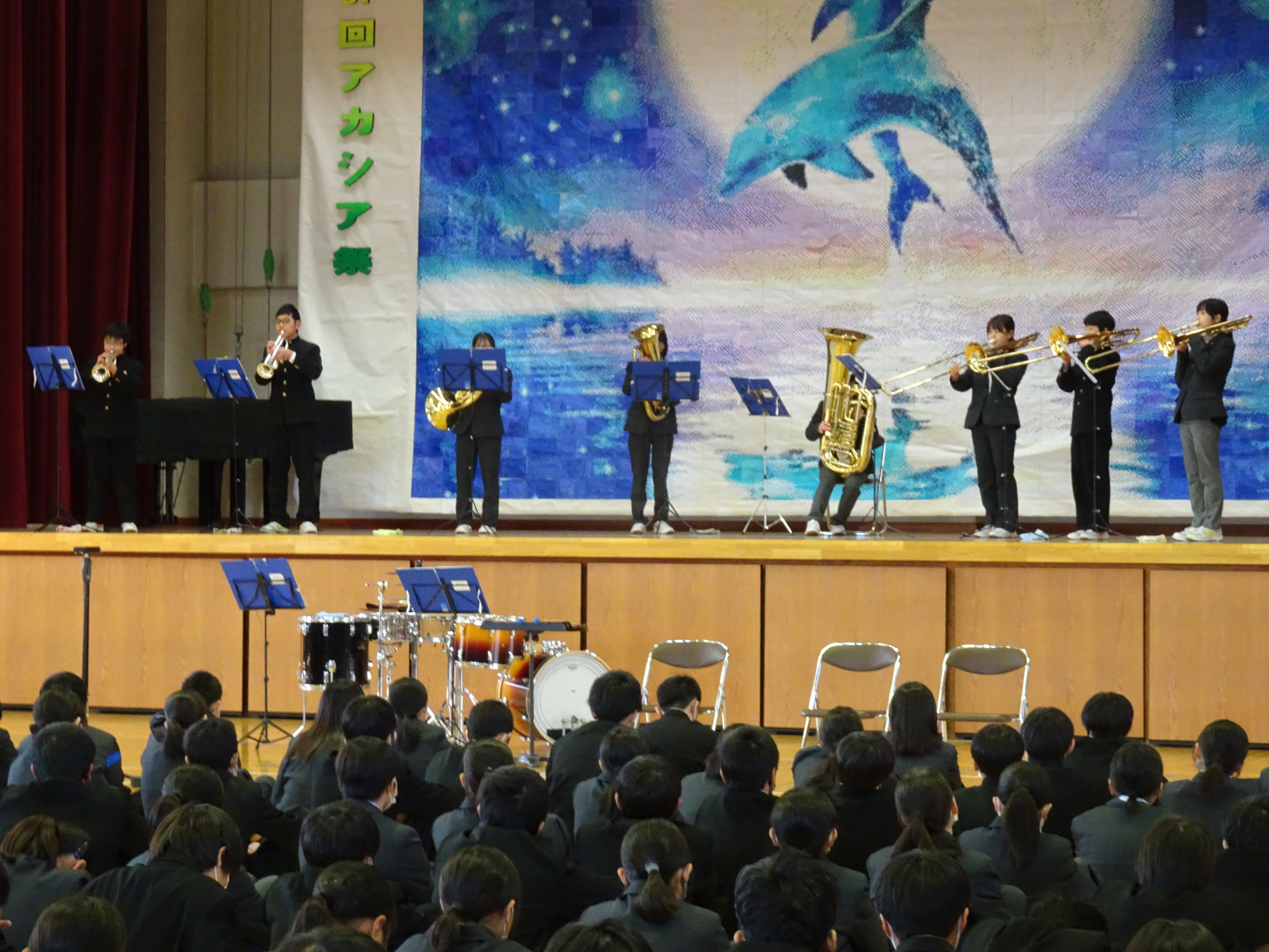 2学期終業式での吹奏楽部壮行会の様子の画像