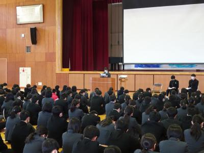 3学期始業式で決意発表をする学年代表者の画像