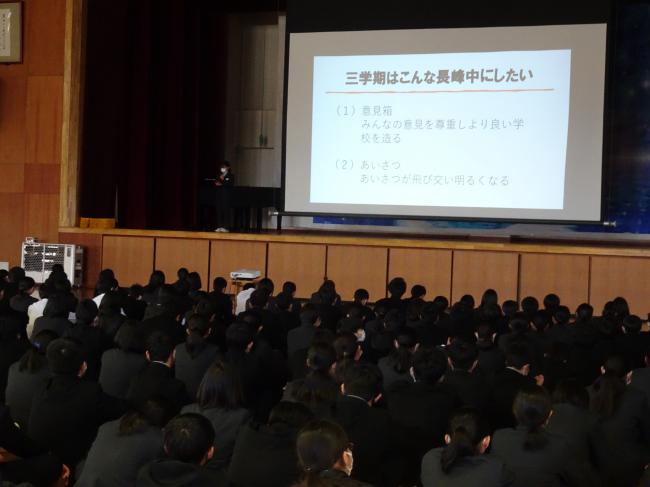 新体制で初の生徒集会で話をする生徒会長の画像