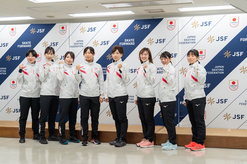 北京2022冬季オリンピック代表選手発表記者会見で女子代表選手たちとポーズをきめる小平奈緒選手