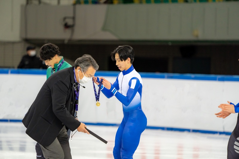 金メダルを受け取る小池克典選手