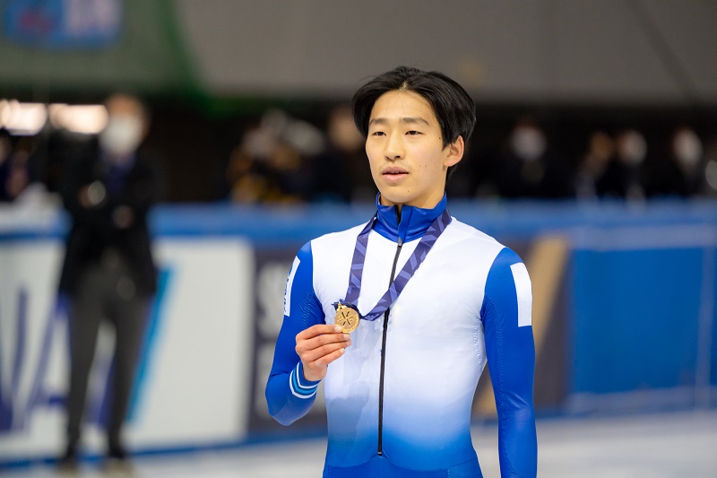 金メダルを掲げる小池克典選手