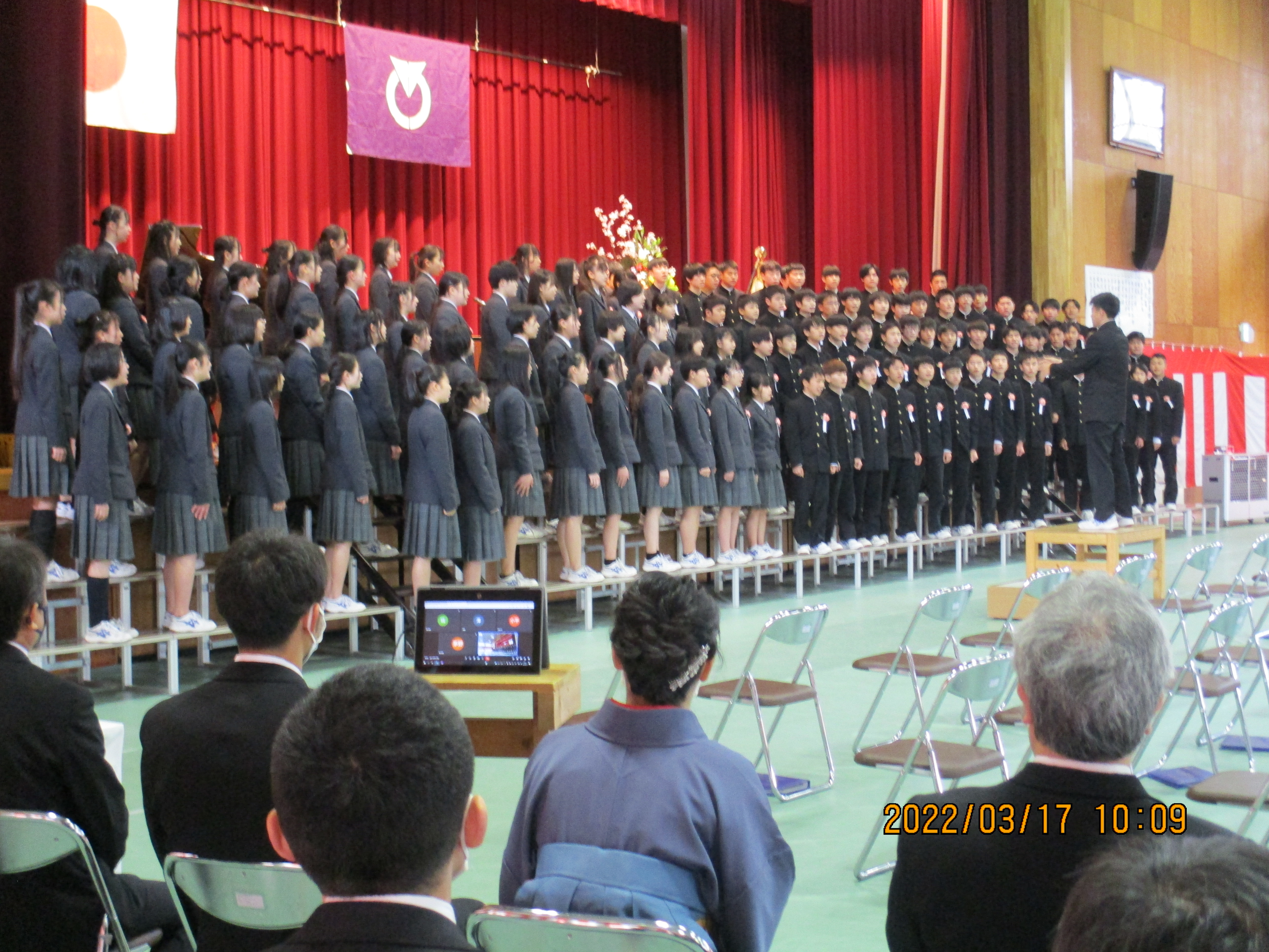卒業証書授与式での卒業生合唱の様子の画像