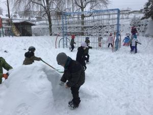雪遊びをする子どもたち