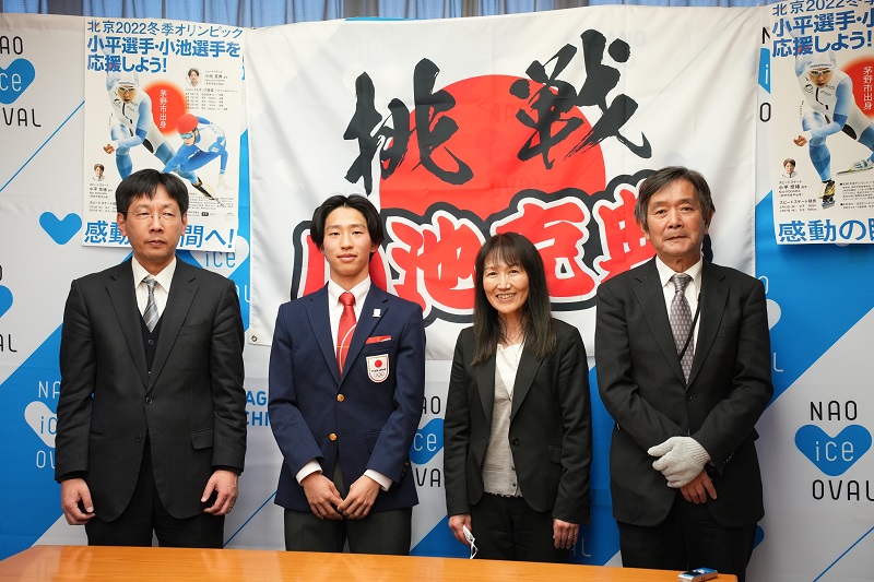 長峰中学校宮澤校長、小池克典選手、金沢小学校内藤校長、山田教育長