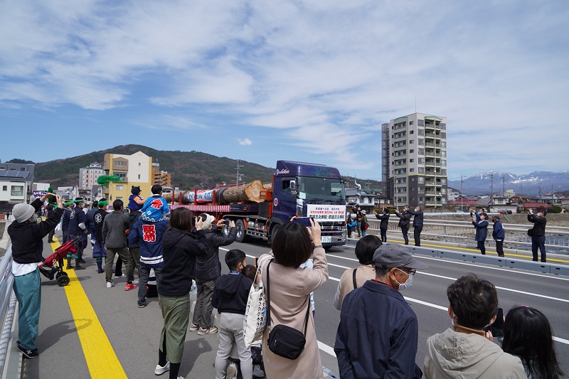 令和4年御柱祭上社山出しの様子