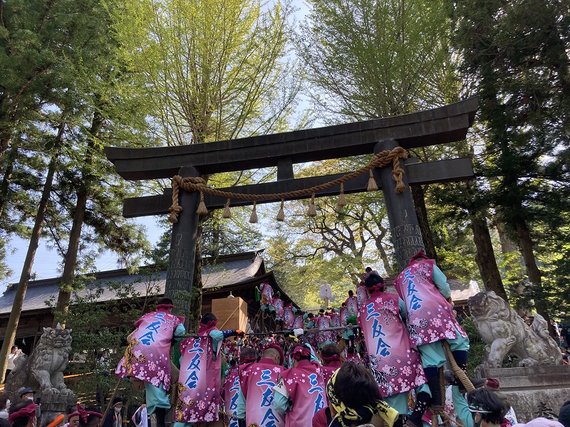 御柱が鳥居をくぐる様子