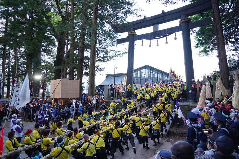 階橋の石段　に到達した御柱