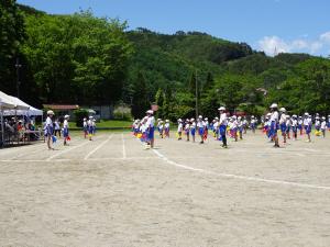 全校での校歌ダンスの様子です。