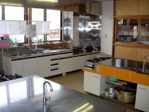 1階にある調理実習室。銀色のステンレス製の調理台が2台置かれ、料理講習会などに使われています。