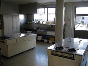 一階の調理実習室の写真。