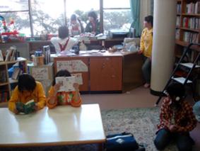 こども館が併設されている図書館分室の写真。学校帰りの子どもたちが大勢います。