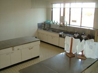 一階の北側にある調理実習室です。調理実習台が2台あり料理講習会等に利用しています。