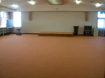 センター二階の講堂。じゅうたんを敷きいろいろな用途に使うことができます。