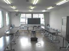 1階突き当たりにある大会議室。長机と椅子があり35人程が会議などに使うことができます。金沢小学校グランドが会議室から見えます。