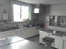 1階西側にある調理実習室。調理実習台2台があり、料理講習会などに使われています。