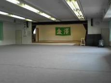 じゅうたんが敷かれた2階講堂。奥にはステージがあります。