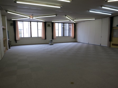 2階大会議室の写真。灰色のじゅうたん敷きの大広間。