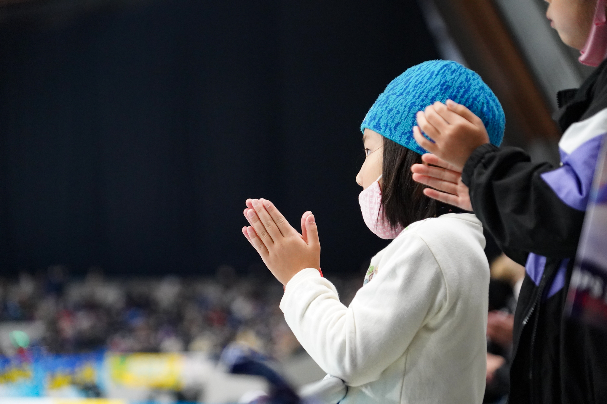 小平選手を見つめる子どもたち