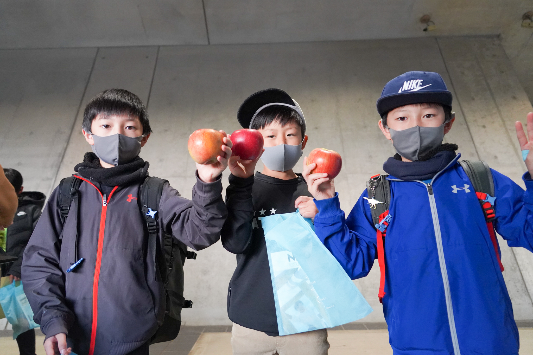 小平選手からのサプライズ「リンゴ」を手にする子どもたち