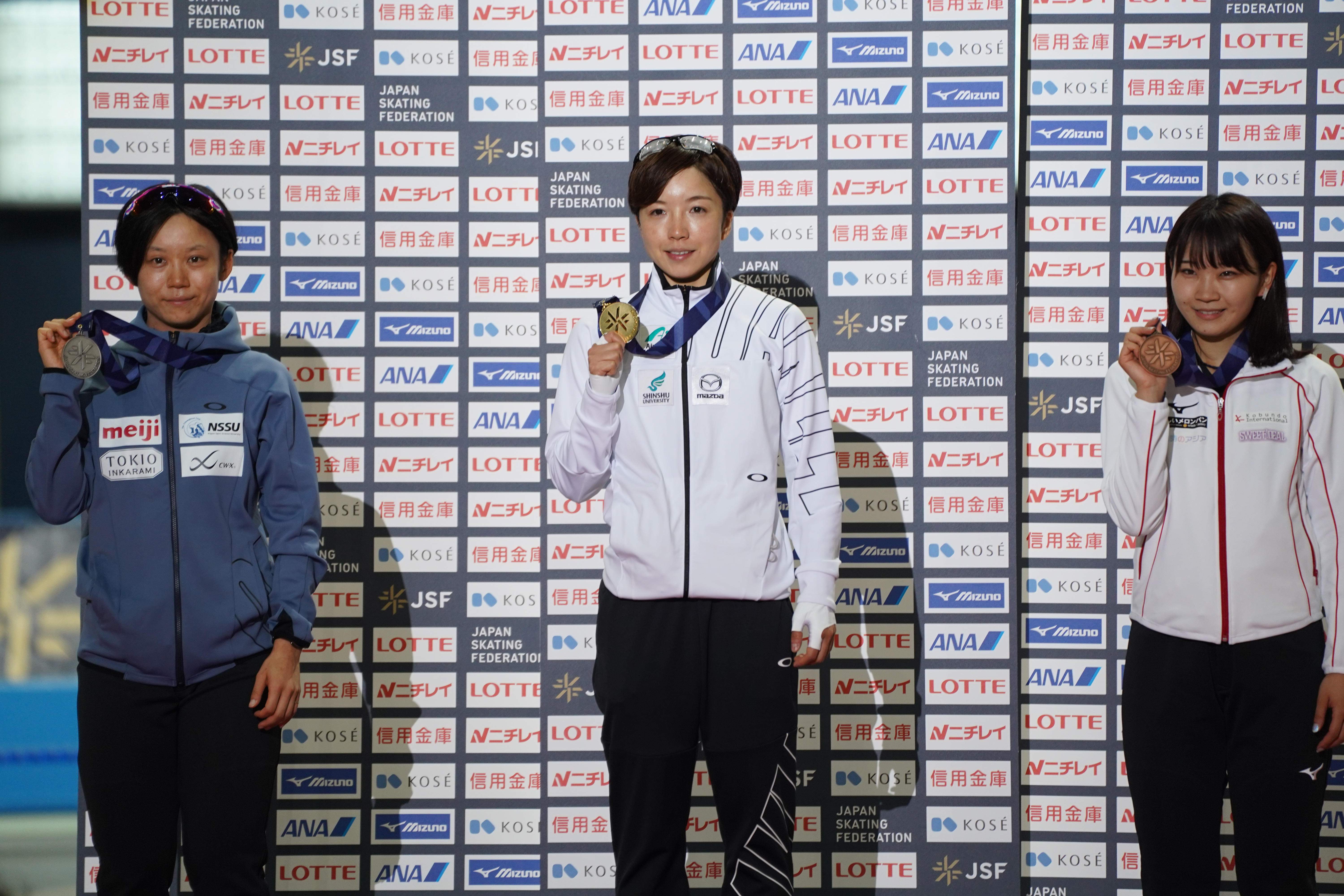 メダルを掲げる小平選手