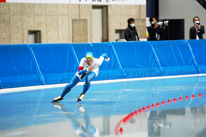 第1カーブにさしかかった小平選手