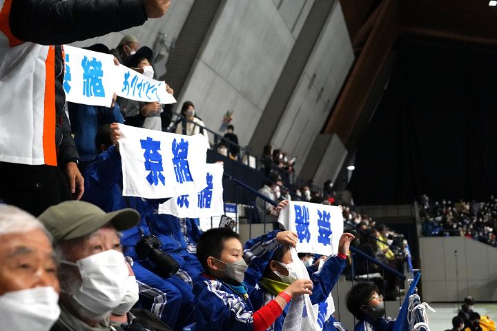「奈緒」「ありがとう」と記されたタオルを掲げる観客