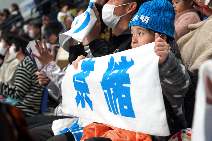 「奈緒」タオルを掲げる子ども