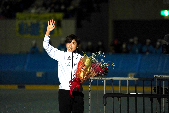 会場を後にする小平選手