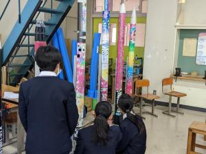 製作されたロケットの見学する生徒