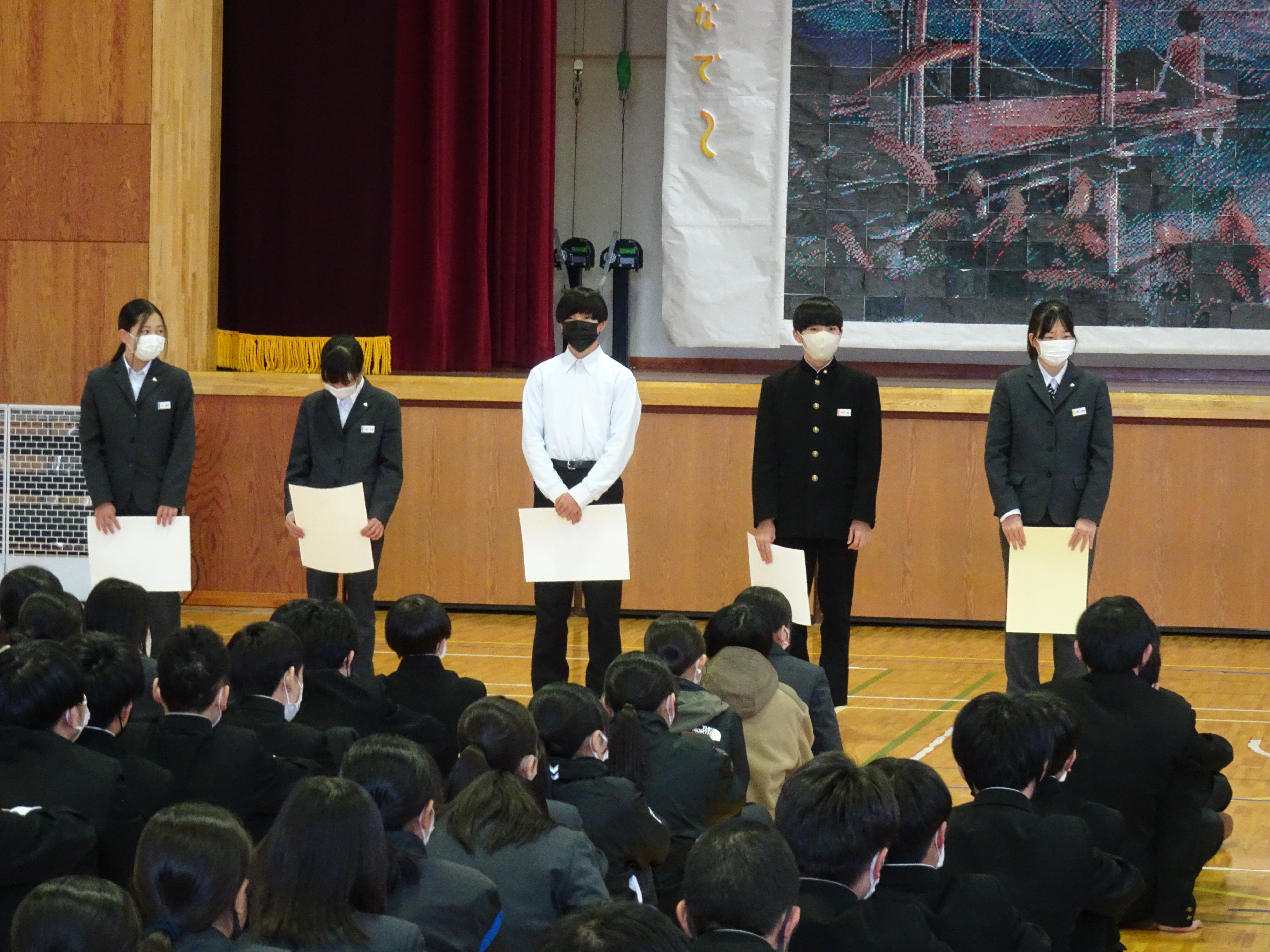 2学期中の大会実績を表彰される陸上競技部の生徒の様子