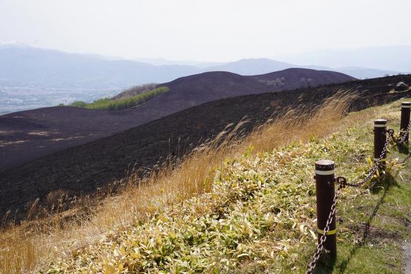 霧ケ峰高原のガボッチョ山山頂付近で下草が燃える火災
