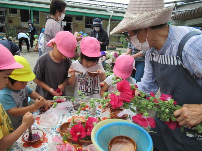 色水遊びをする子ども