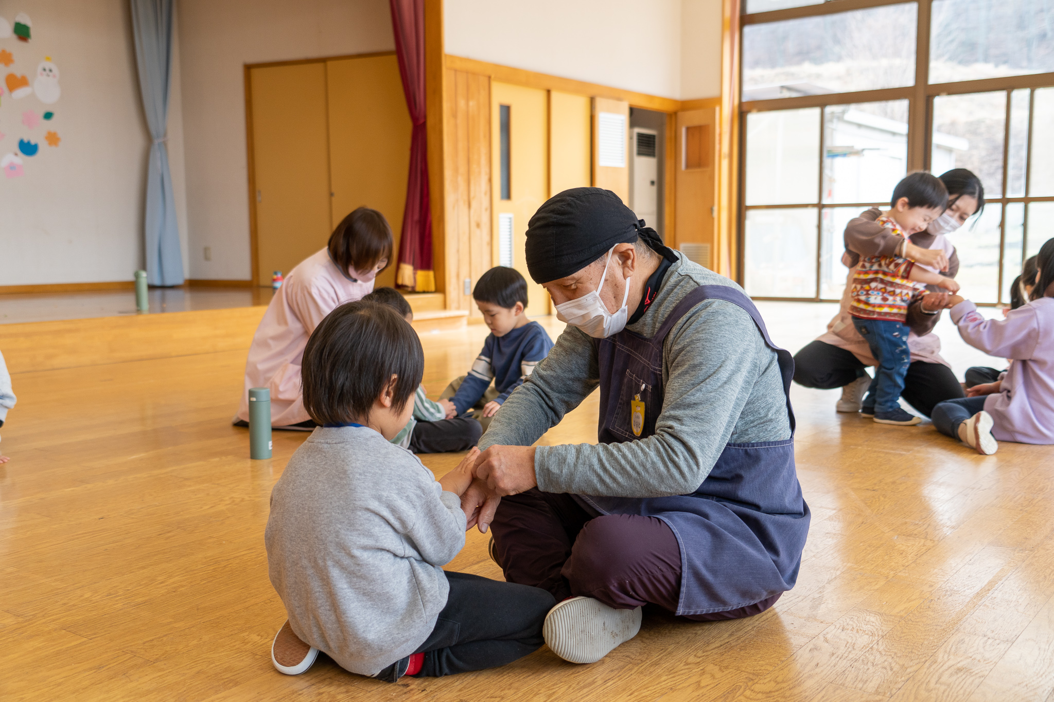 子どもと手遊びをする様子