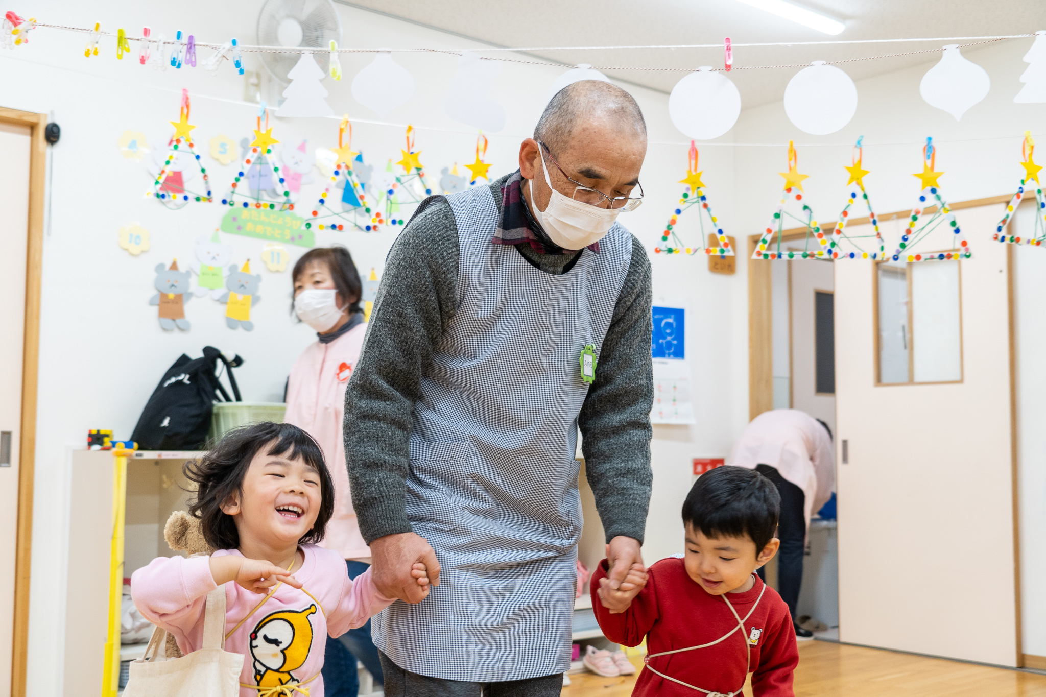 保育する小飼さん