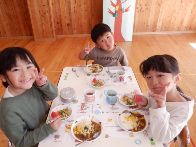 友達と一緒に仲良くカレーを食べる