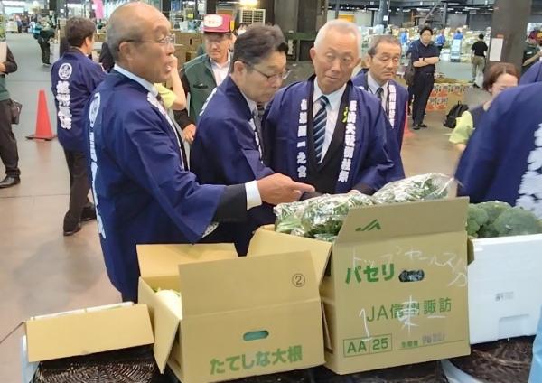 農産物を確認する市長