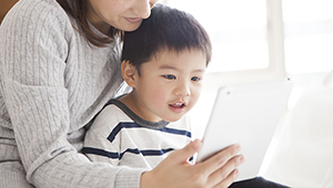 親子が動画を見ている画像