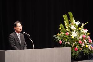 市長が成人式で挨拶している写真